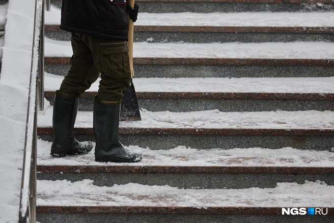 Наиболее опасными местами в период гололеда становятся лестницы | Источник: Александр Ощепков / NGS.RU