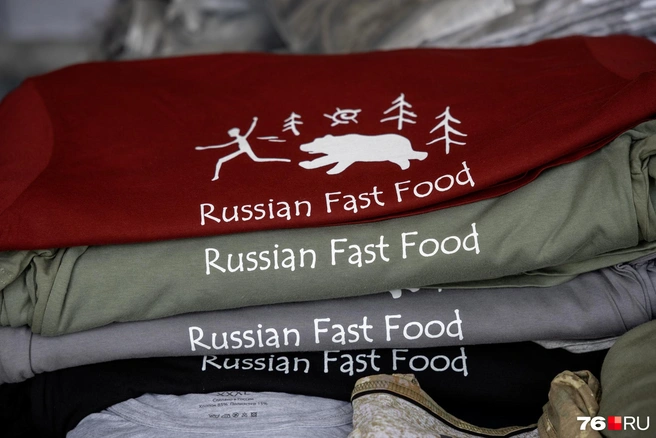 Редкая надпись на английском языке среди туристических сувениров | Источник: Александр Куренной / 76.RU