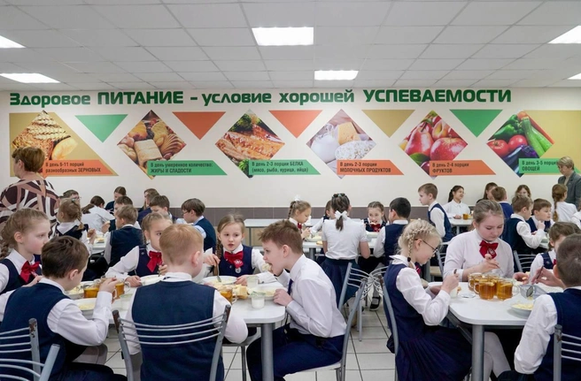 Арина Липкина из 4 «А» класса очень любит, когда в столовой готовят гороховый суп, куриные котлеты и пюре | Источник: пресс-служба мэрии Нижнего Новгорода