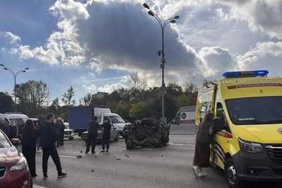 Грузовик на МКАД врезался в очередь на заправку