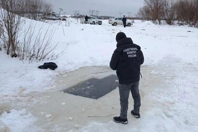 Body of 25-year-old man found in ice hole, murder suspected