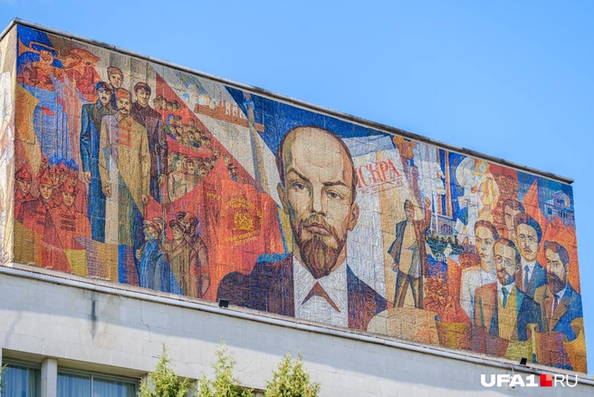 А еще вот такое мозаичное панно на фасаде | Источник: Булат Салихов / UFA1.RU