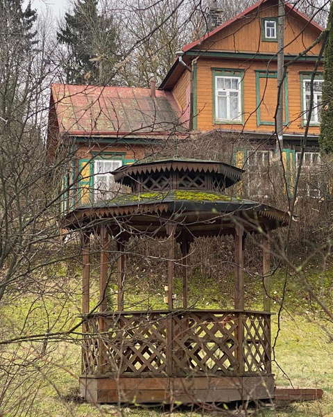 Красная комната и эротические сны: какие тайны скрывает 108-летний дом Александра Васильева в Литве