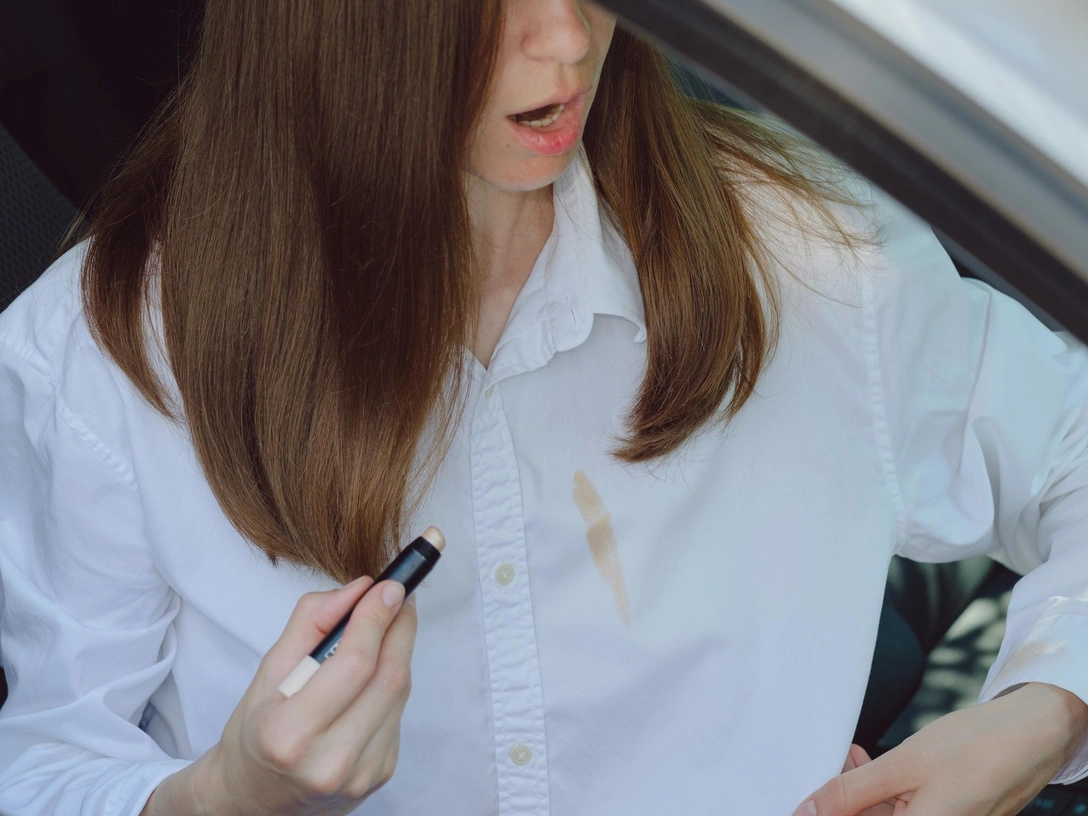 Не все потеряно: как быстро избавиться от пятна на белой одежде | marieclaire.ru