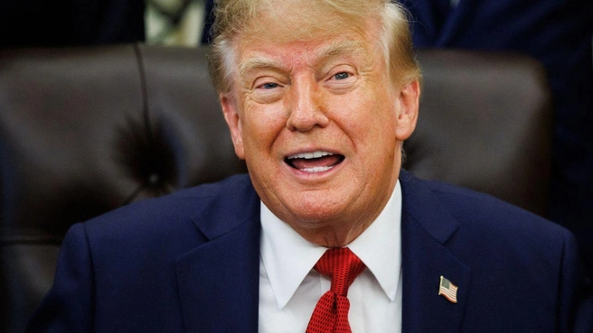 Дональд Трамп заявил, что предпочел бы рискнуть получить удар током, чем оказаться в воде с акулами. | Источник: MEGA