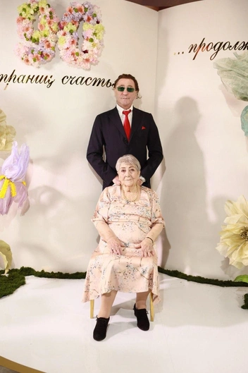 Хотя глядя на бодрую и ухоженную даму, поверить в это сложно | Источник: Григорий Лепс / T.me