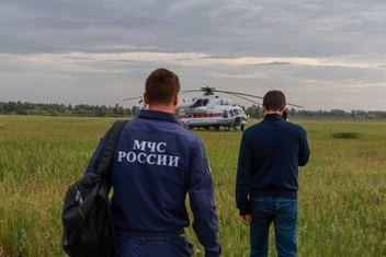 При тушении используют два вертолета Жуковского авиационно-спасательного центра МЧС России | Источник: Игорь Артамонов / T.me