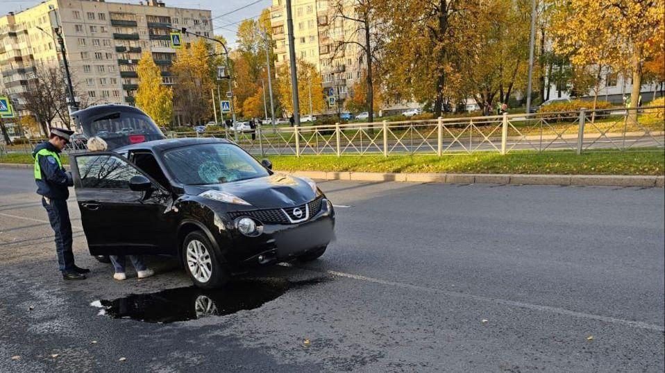 Одна машина тормозит перед «зеброй»,…