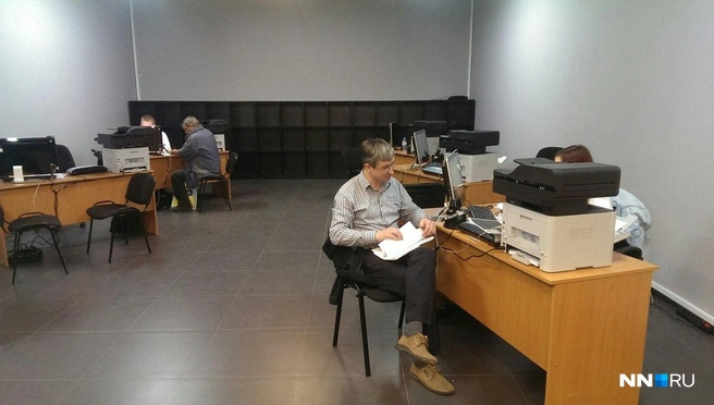 Днем в центре выдачи никакой очереди нет | www.nn.ru