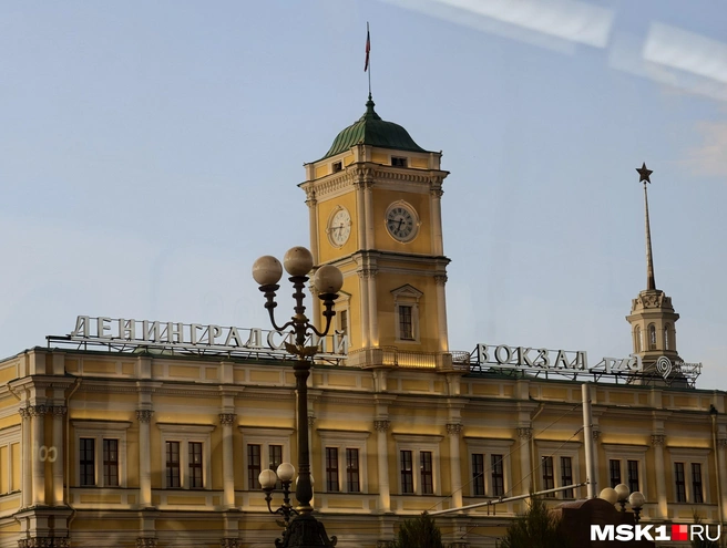 Вид на обновленный Ленинградский вокзал из троллейбусного маршрута Т | Источник: Дмитрий Бондарев / MSK1.RU