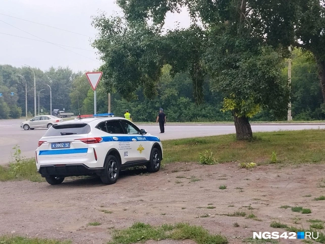 На предприятии находятся авто полиции  | Источник: Александр Левчук / NGS42.RU 