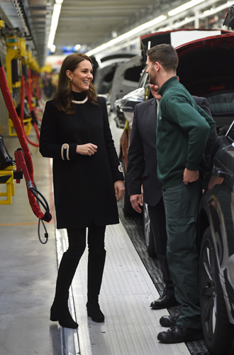 Герцогиня за рулем: беременная Кейт Миддлтон показала, как надо водить внедорожник