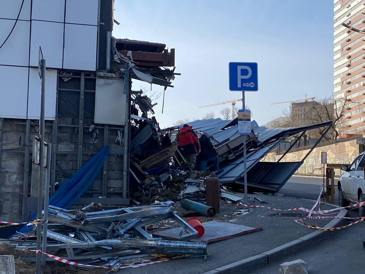 Рухнувшее здание едва не раздавило прохожего и машину во Владивостоке —  видео - 11 декабря 2023 - ВЛАДИВОСТОК1.ру