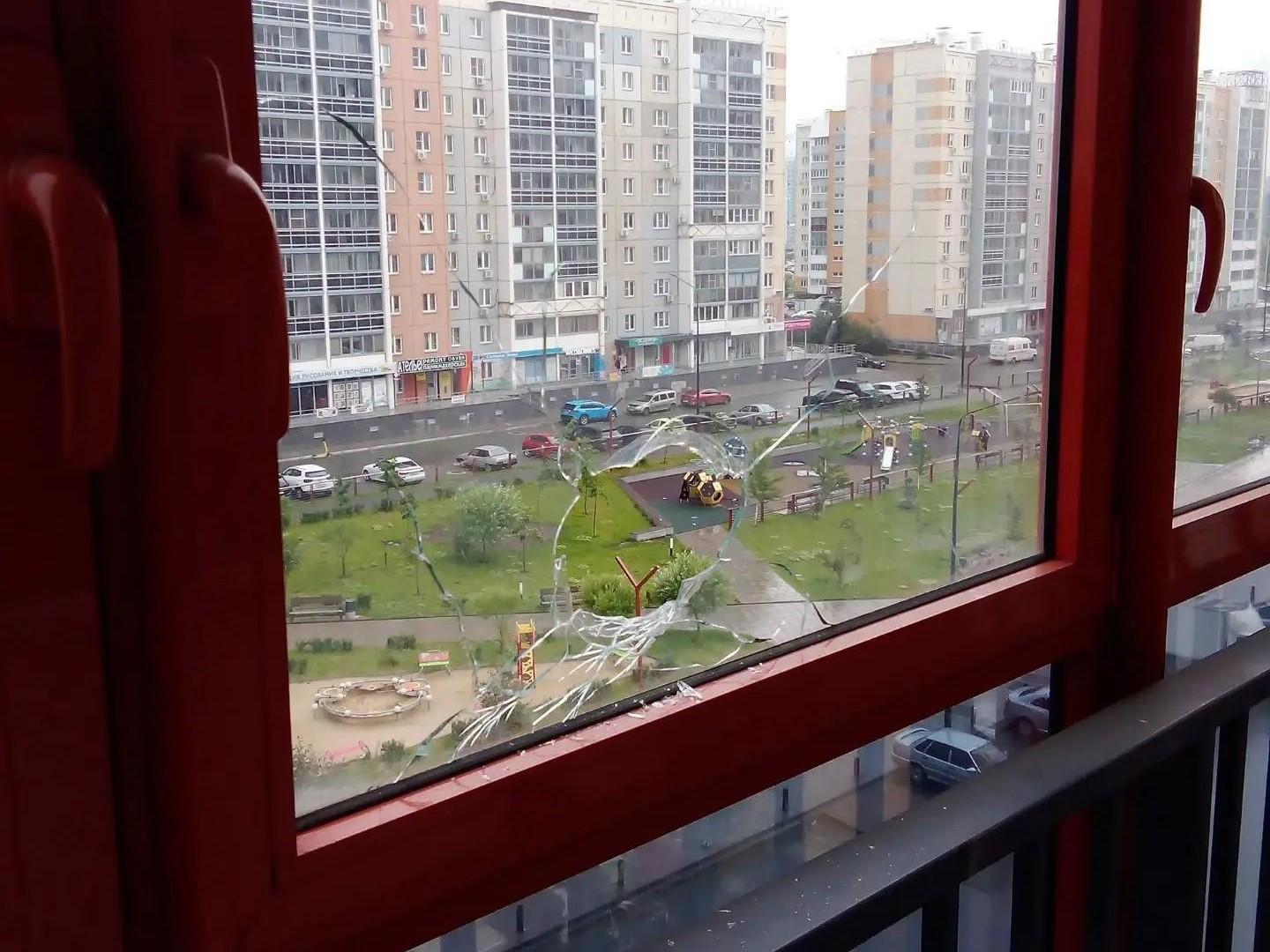«Это делается из домов напротив»: в «Академе» второй раз за пару дней стреляли по окнам