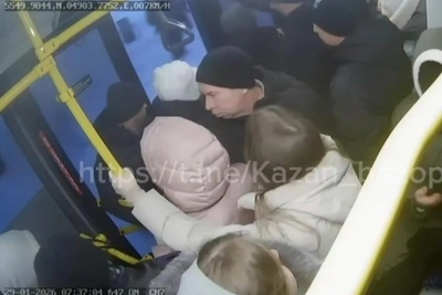 Two Kazan residents fall from moving bus: video