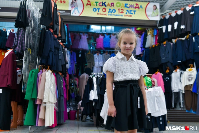 Если брать средние цены, то одеть девочку к школе будет дешевле, чем мальчика | Источник: Артем Устюжанин / MSK1.RU