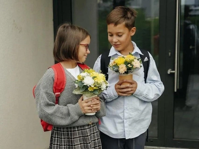 Специально к 1 сентября FLOraОПТ включила в ассортимент оригинальные цветочные композиции | Источник: FLOraОПТ