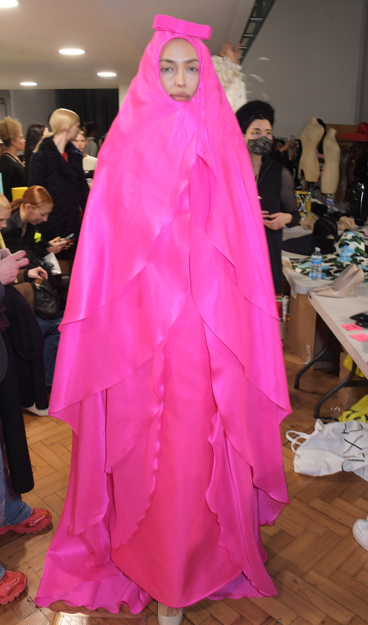 Ирина Шейк в ярко-розовом платье-коконе. Очень необычно — видны только глаза