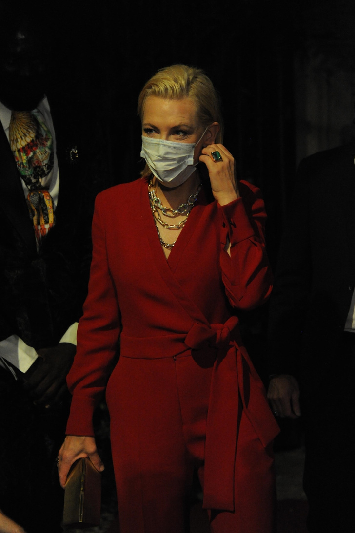 В красном, когда никто не видит: Кейт Бланшетт на секретной вечеринке в Венеции