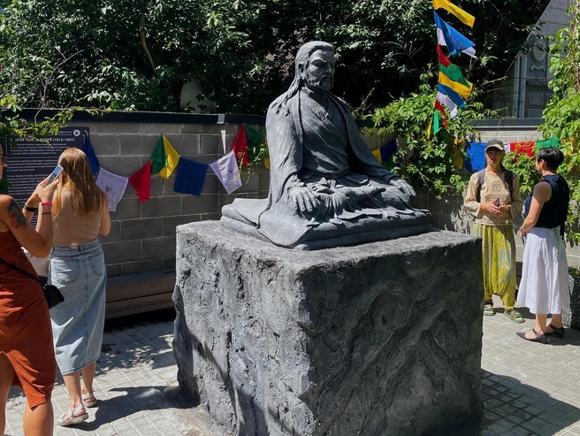 В Новосибирске появилась статуя буддийского учителя Марпы Переводчика | Источник: Сергей Уланов / NGS.RU