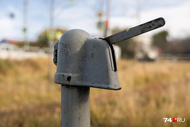 Проблема в том, что при нажатии на рукоятку, вода течет не только там, где должна, а вообще из всех щелей. Соответственно, все вокруг, в том числе сама колонка, сразу леденеют | Источник: Наталья Лапцевич