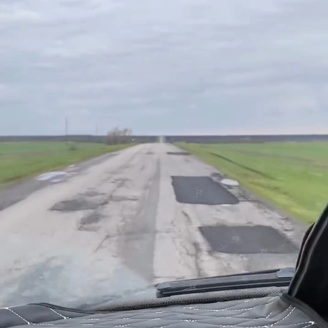 Состояние дороги водитель запечатлел на видео | Источник: @1kozirek / Instagram (принадлежит Meta, экстремистской организации, деятельность запрещена на территории РФ)
