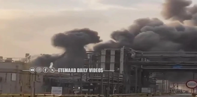 Объект нефтяной компании Saudi Aramco в Саудовской Аравии загорелся после удара БПЛА | Источник: скриншот youtube.com/etemaaddailyvideos
