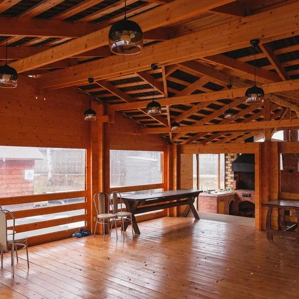 Для больших встреч на ферме есть открытая просторная беседка | Источник: Тимофей Калмаков / 59.RU