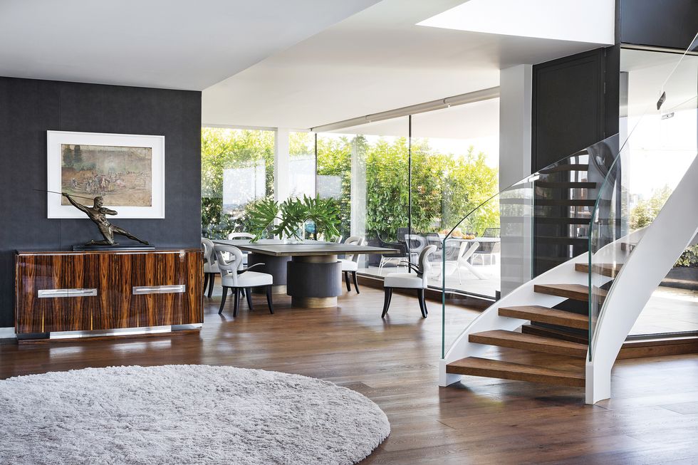 Вид на столовую. Шкаф выполнен по эскизам дизайнера. На шкафу — бронзовая скульптура Деметера Чипаруса (Dumitru Chipăruș). | Источник: Пабло Сарабия