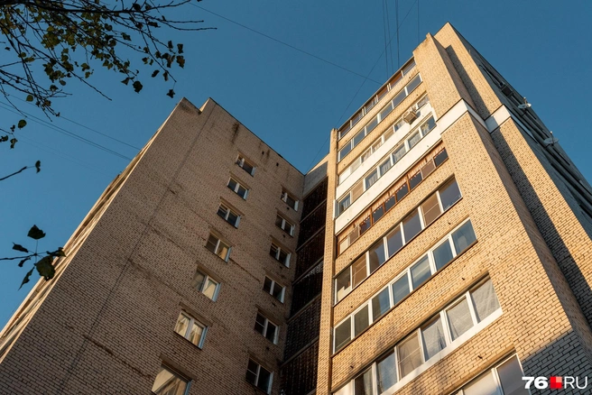 Жильцам повезло&nbsp;— их окна выходят на закатную сторону | Источник: Александр Куренной / 76.RU