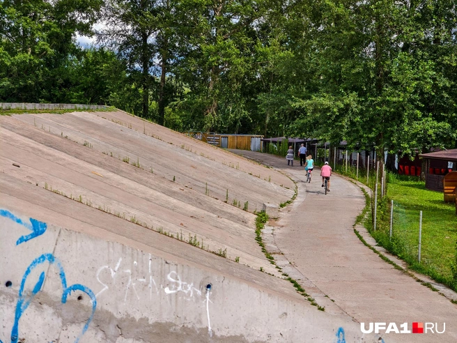 А за забором — оборудованный берег реки | Источник: Булат Салихов / UFA1.RU