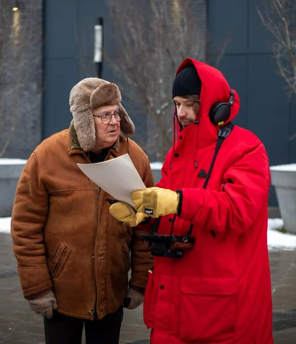 Кадр со съемок сериала «Мамонты» | Источник: sosninivansosnin / Instagram.com*