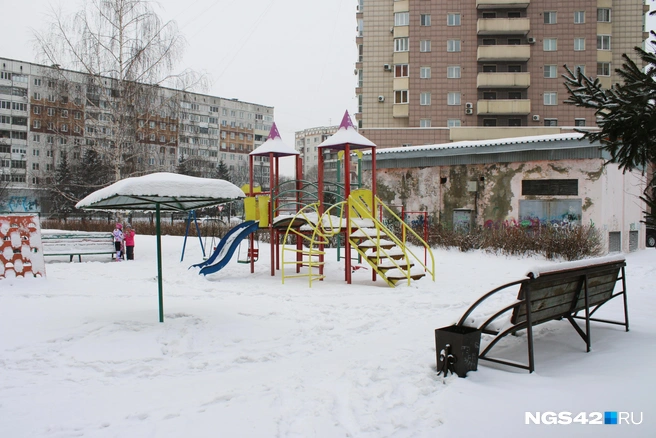 Рядом с домом больше ребенка развлечь нечем | Источник: Игорь Епифанцев / NGS42.RU