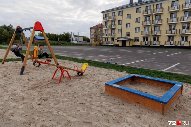 Новостройки в селе Яр совсем не похожи на те, что активно возводят по другую сторону ТКАДа | Источник: Ирина Шарова / 72.RU