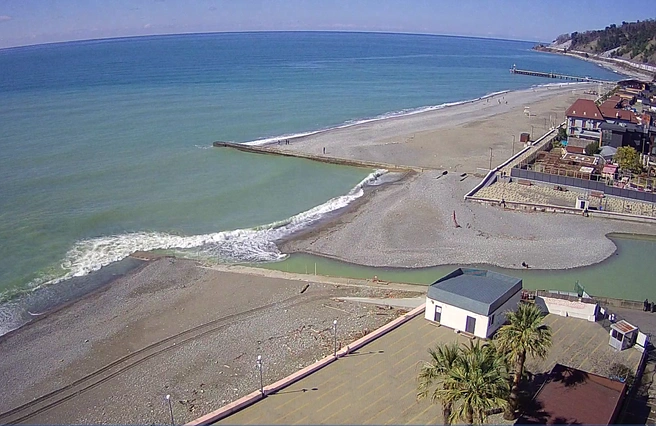 На побережье прохладно, но солнечно