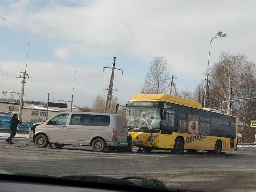 «Куда так летела?»: момент массовой аварии с автобусом под Ярославлем попал на видео