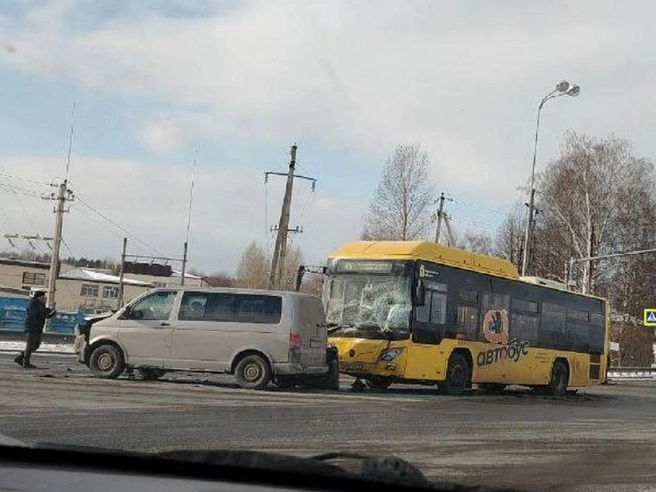 В массовой аварии под Ярославлем пострадал пассажир | Источник: Подслушано в Ярославле! (18+) / Telegram