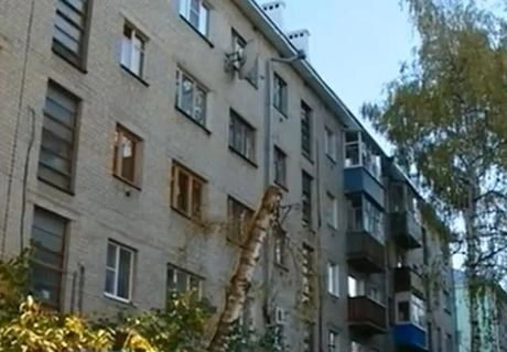 С крыши дома на Театральной упал рабочий | ya62.ru