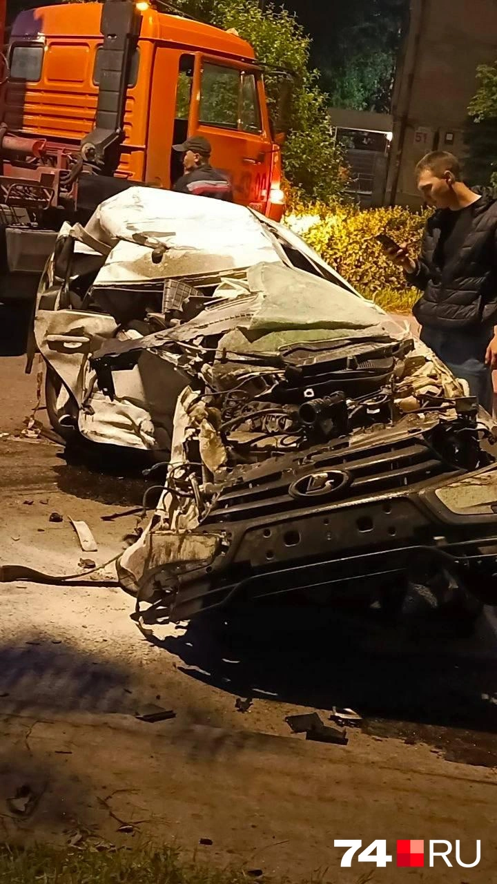 Lada и Mercedes столкнулись недалеко от набережной Смолино  | Источник: читатель 74.RU