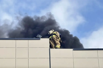 Крыша строящегося дома загорелась в Южно-Сахалинске