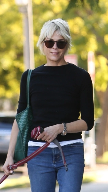 Ничего лишнего: Сэльма Блэр поразила нас лаконичным образом — вы сможете легко его повторить | marieclaire.ru