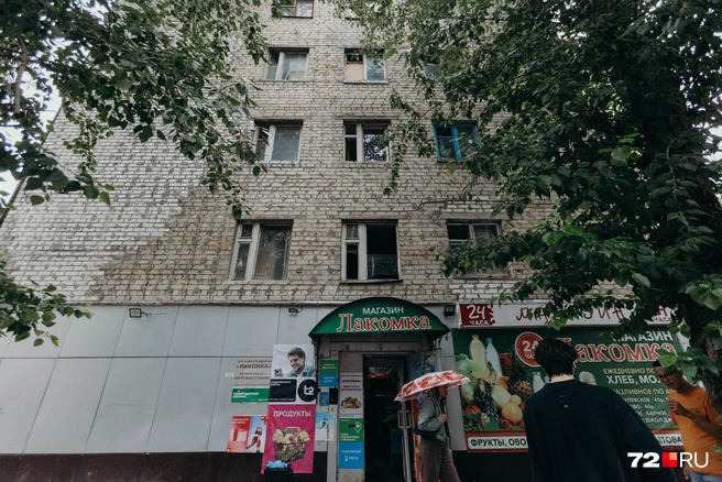 С торца здания — круглосуточный магазин. Местные часто здесь закупаются | Источник: Ирина Шарова / 72.RU