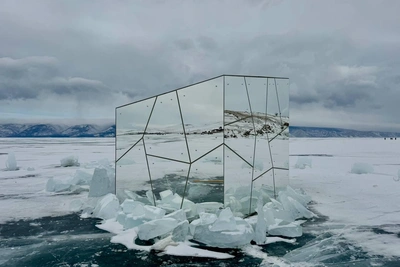 Зеркальная арт-капсула появилась на льду Байкала