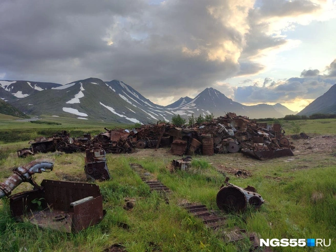 Вокруг лагеря были разбросаны тонны железа | Источник: Александр Зубов / NGS55.RU