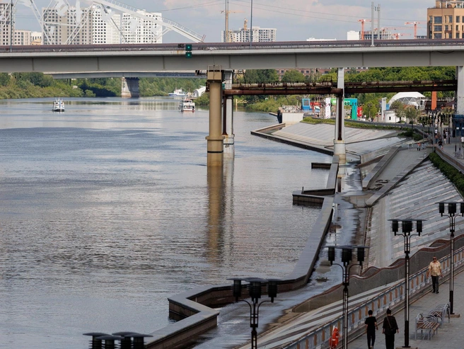 Вода отступает, однако нижний ярус набережной остаётся закрытым для прогулок | Источник: Ирина Шарова/ 72.RU