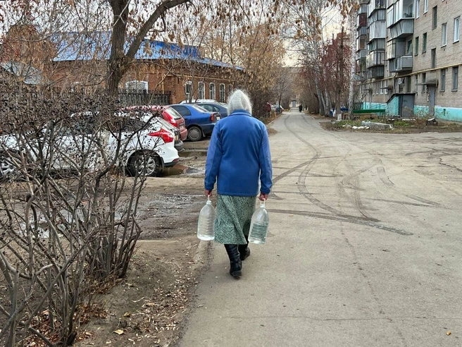 Жители Троицка целый день набирали воду из скважины, которая находится у храма | Источник: читатель 74.RU