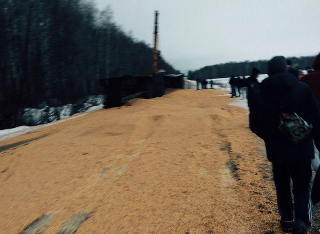 Фото: в Шиловском районе опрокинулся грузовик с песком | ya62.ru