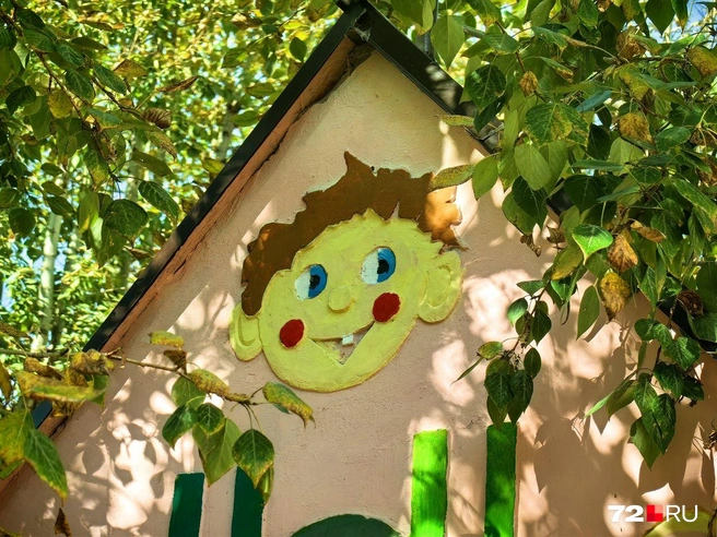 «Всё будет хорошо». Хочется надеяться, что именно это хочет сказать этот веселый желтый мальчик | Источник: Павел Красоткин / 72.RU 