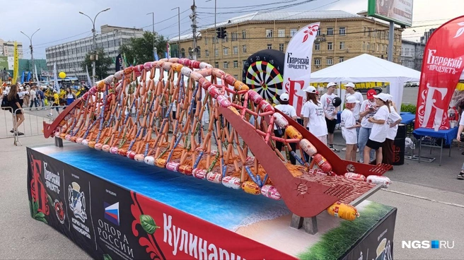 Перед ГПНТБ в это время собрали Бугринский мост из колбасы | Источник: Стас Соколов / NGS.RU