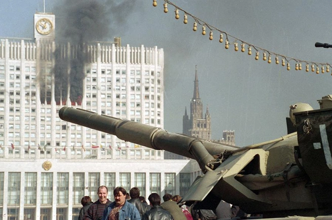 Белый дом горит после попаданий из танковых пушек | Источник: Борис Кавашкин / ТАСС